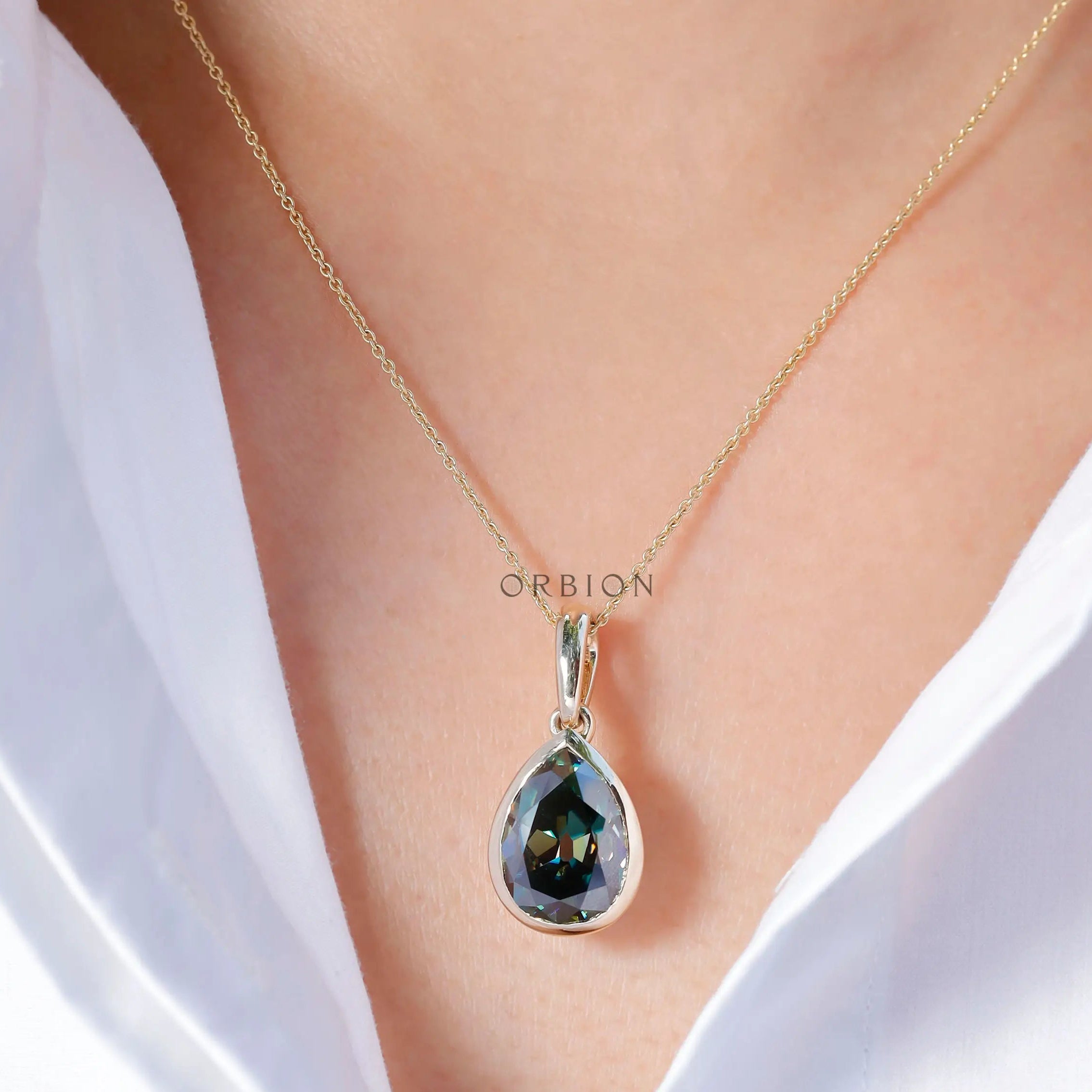 Large dark green moissanite gold pendant detail