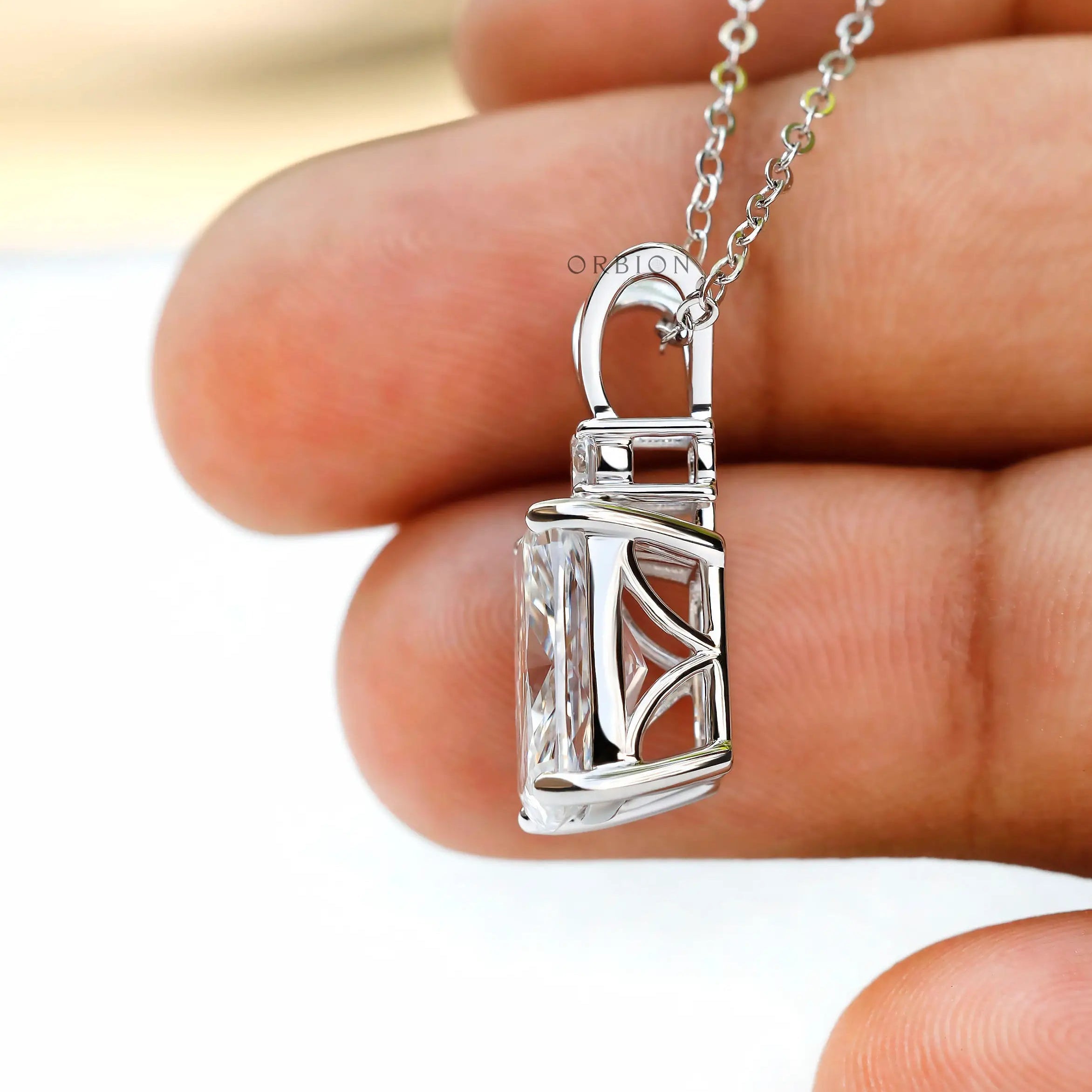 Side close up showing open gallery and white gold frame.