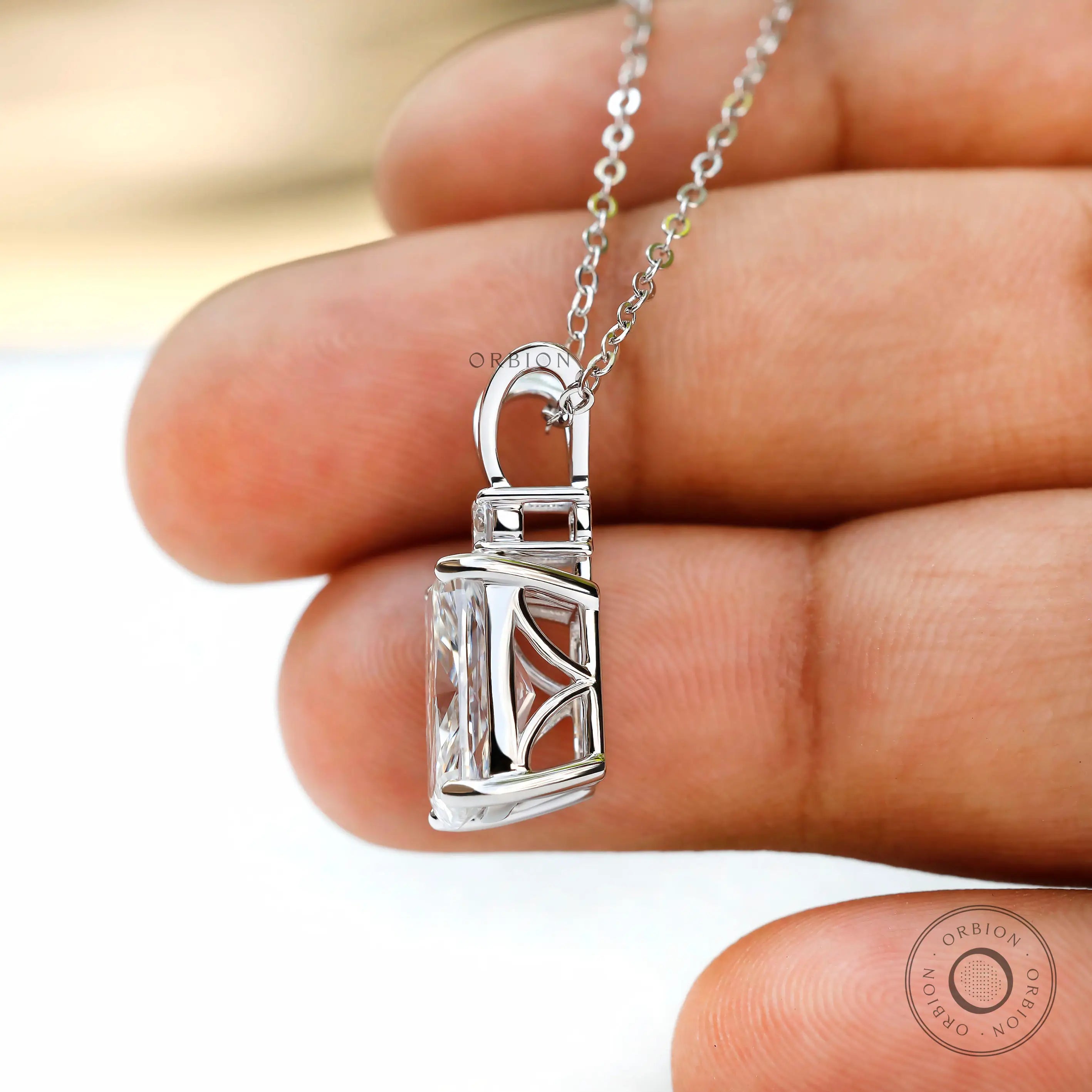 Side close up showing open gallery and white gold frame.