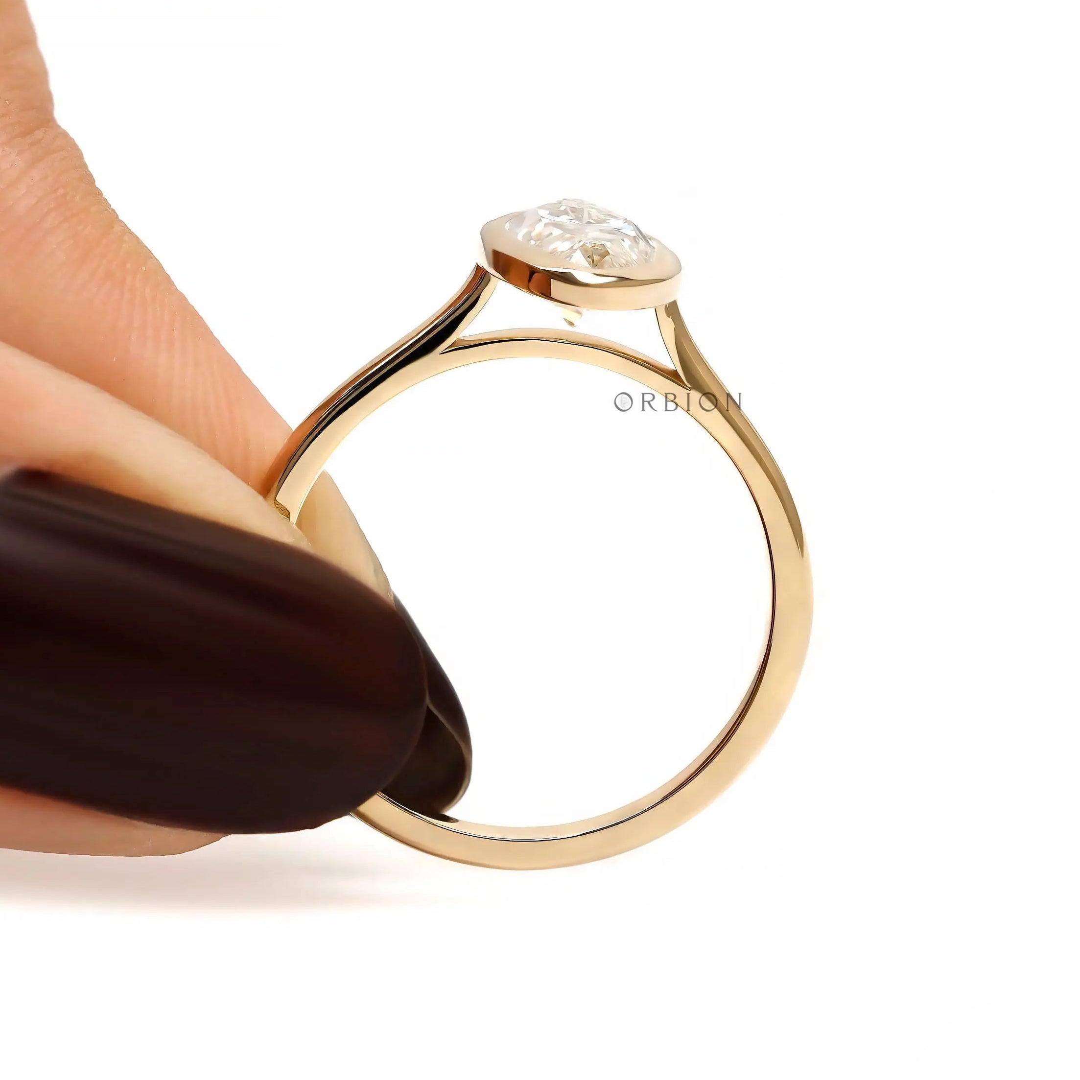 Finger held view moval bezel lab diamond engagement ring
