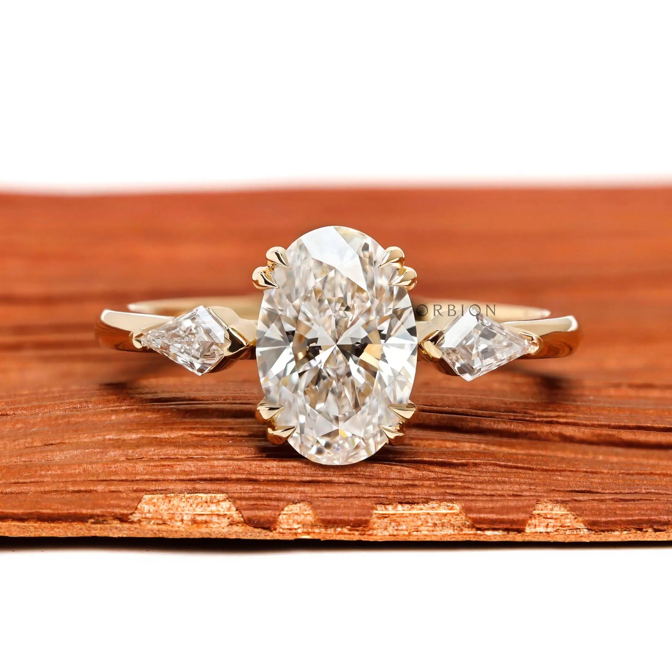 Front view oval lab diamond with kite side stones