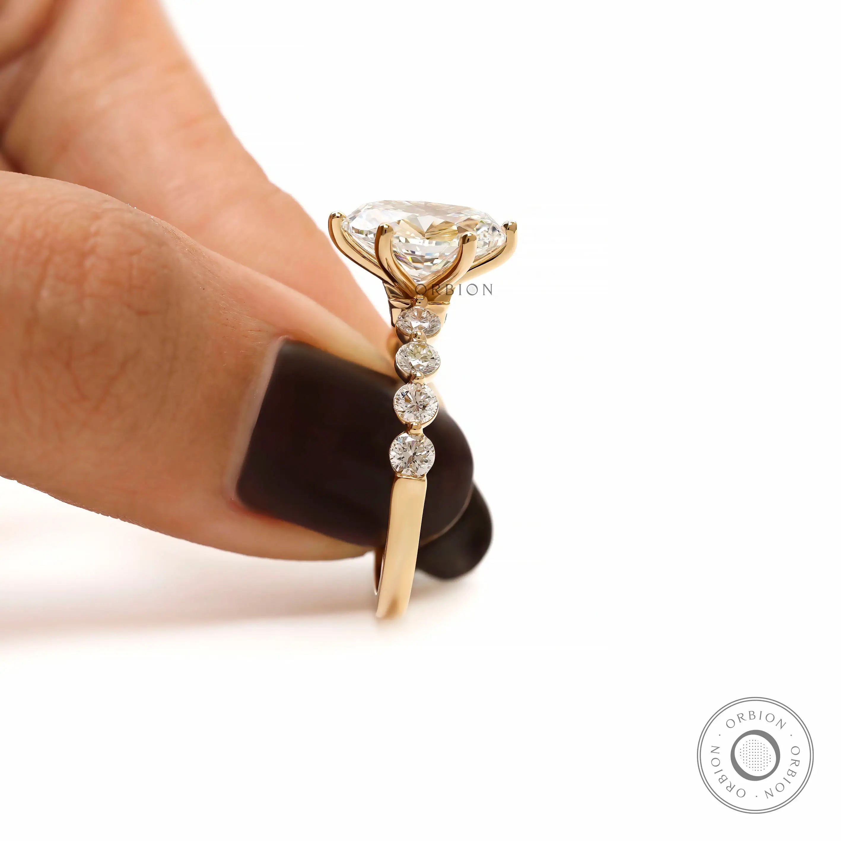 Side detail oval diamond ring with graduated round side stones
