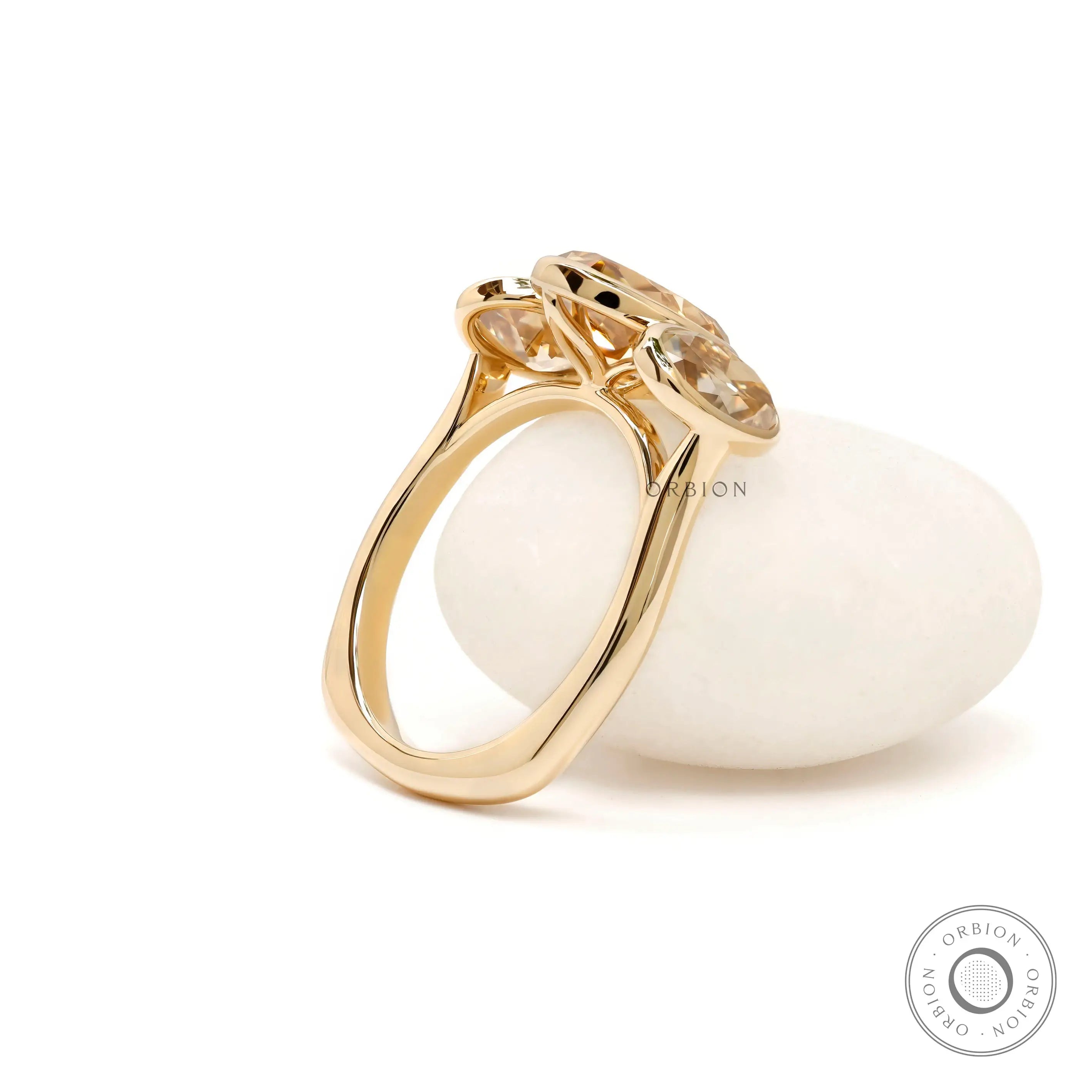 Back angled view of sculptural gallery and polished gold band.