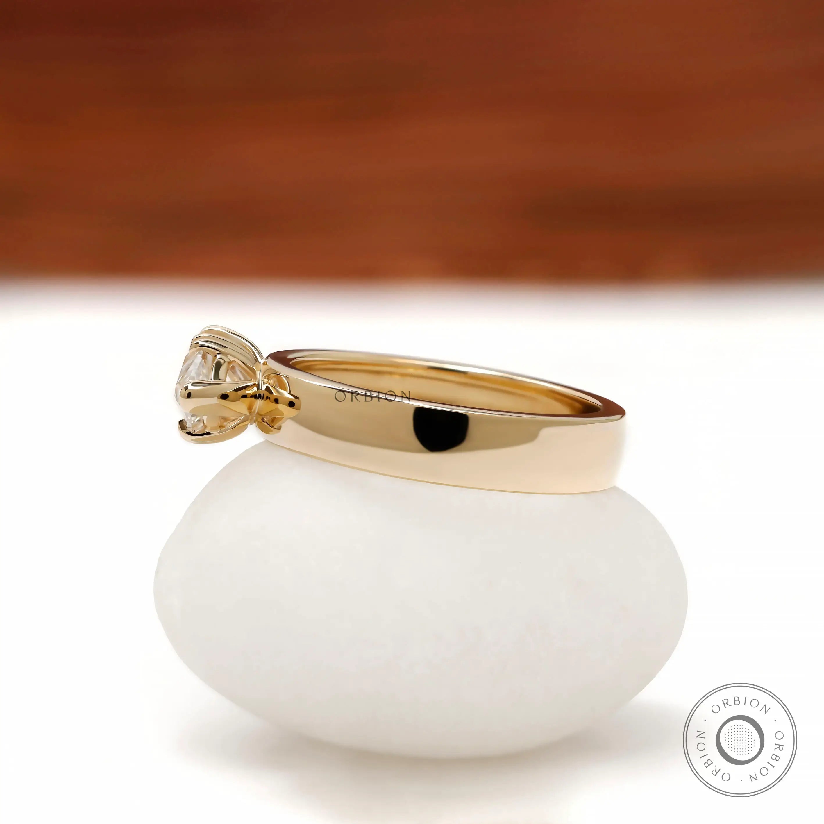 Side profile of east west moval cut signet ring