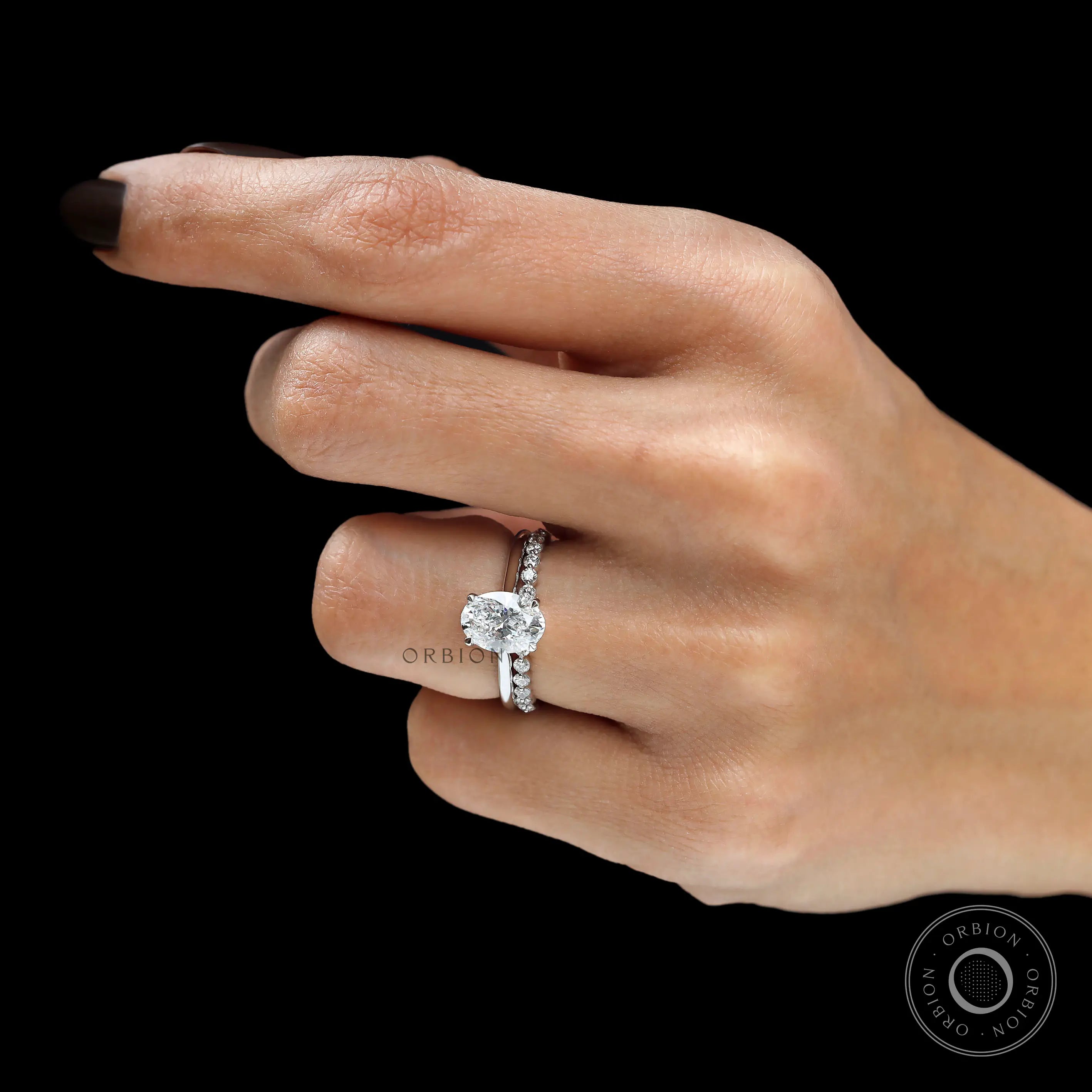Timeless oval cut wedding ring set in white gold