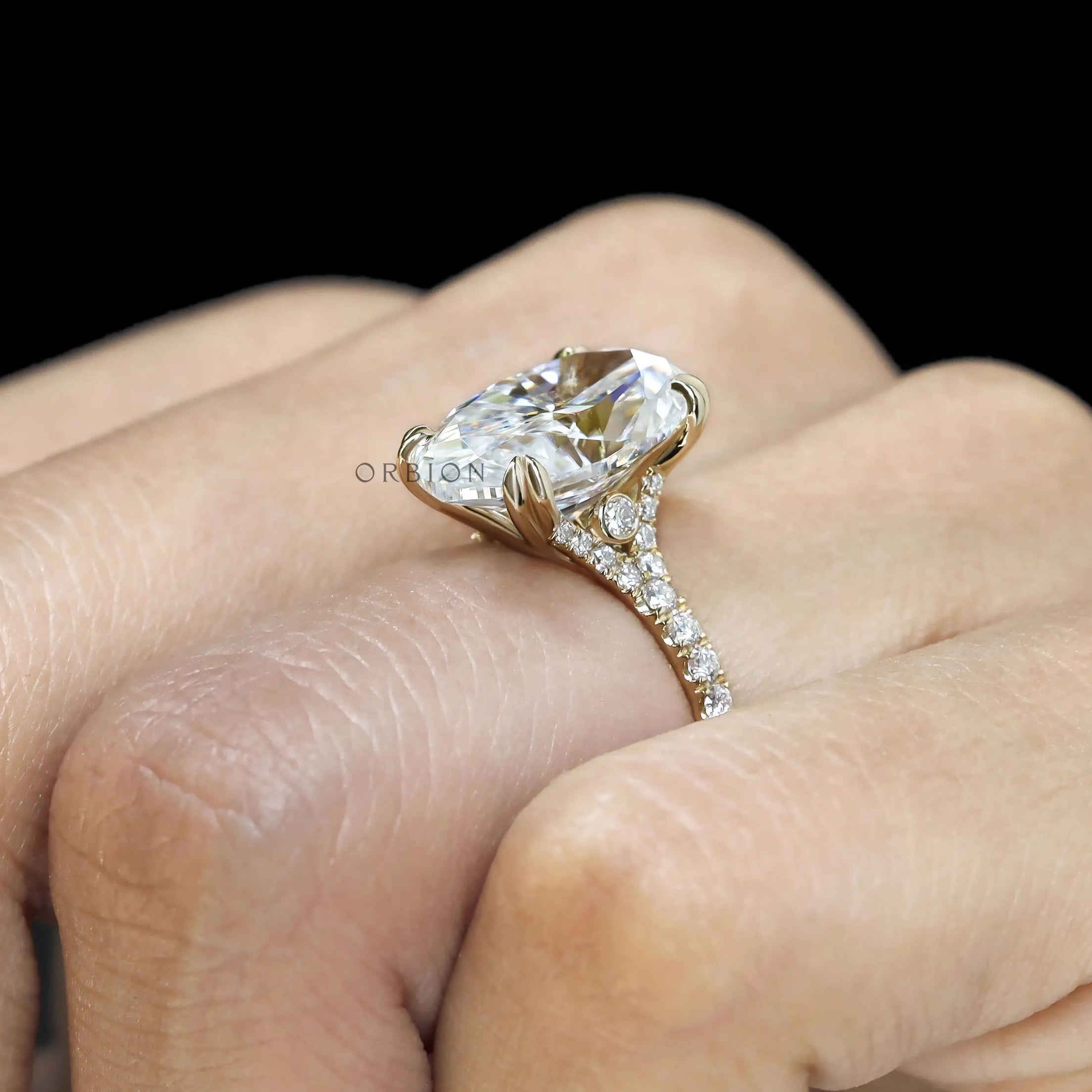Big oval 5.50 CT moissanite solitaire ring, lab diamond alternative, pavé split shank, yellow gold band