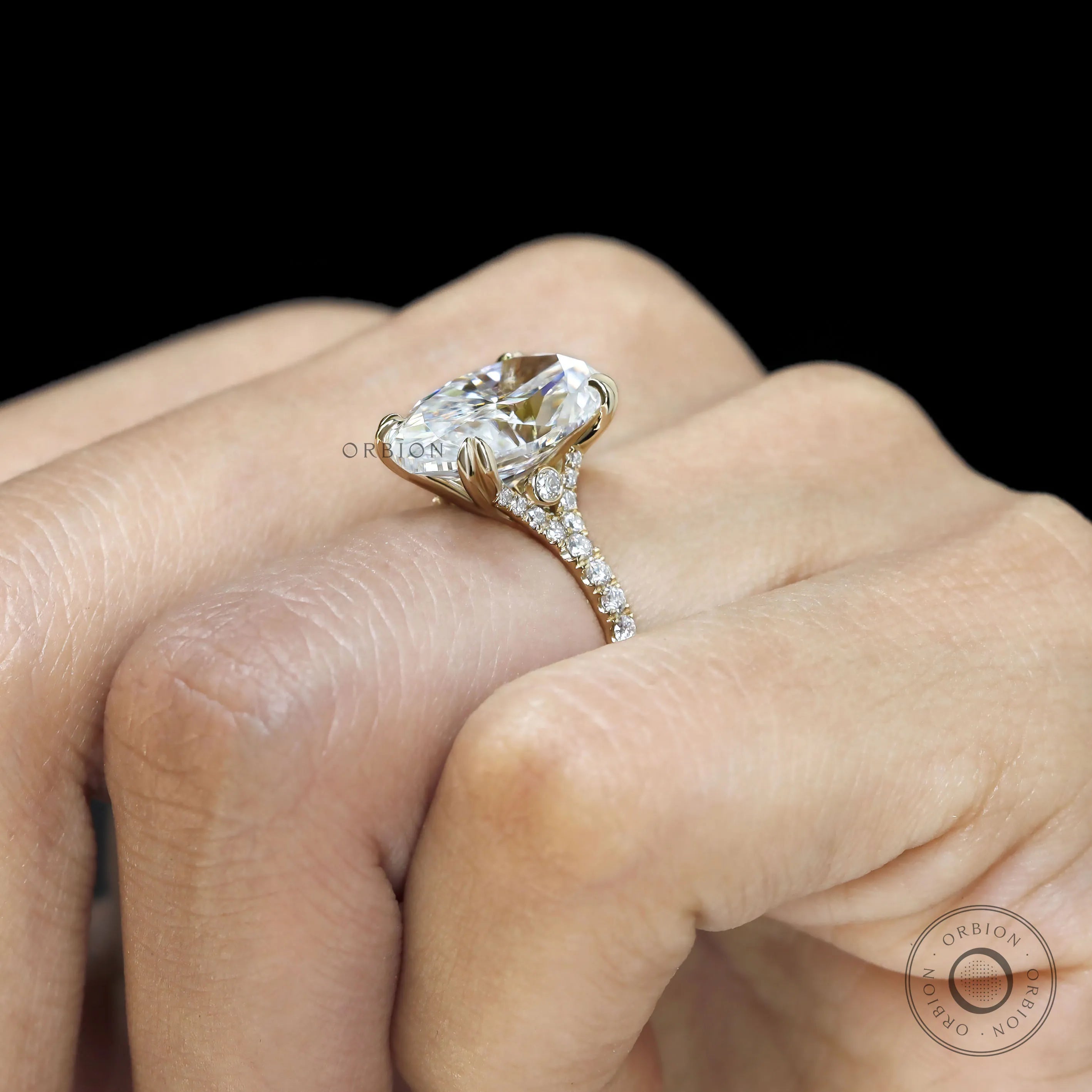 Big oval 5.50 CT moissanite solitaire ring, lab diamond alternative, pavé split shank, yellow gold band