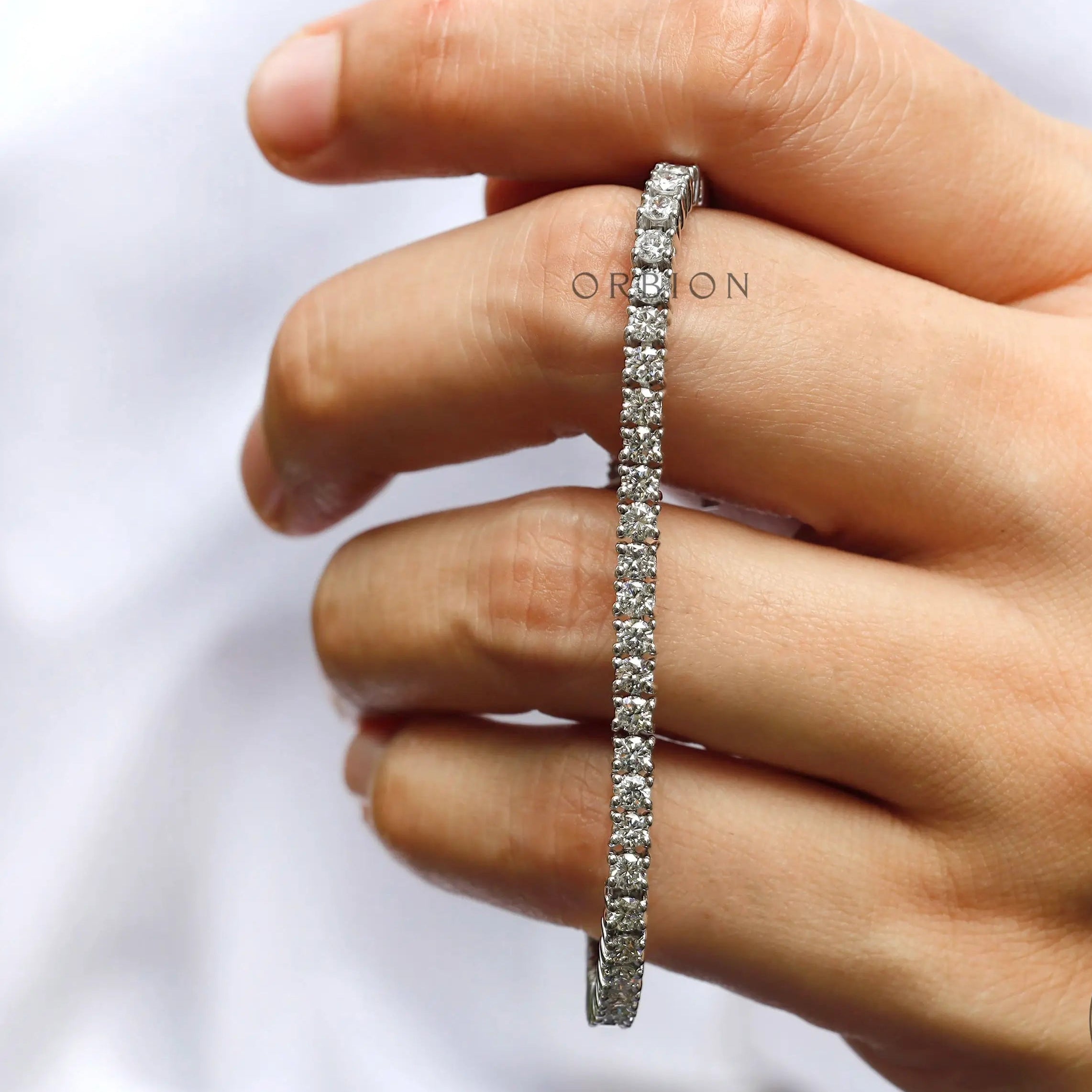 Fine jewelry tennis bracelet with uniform round stones
