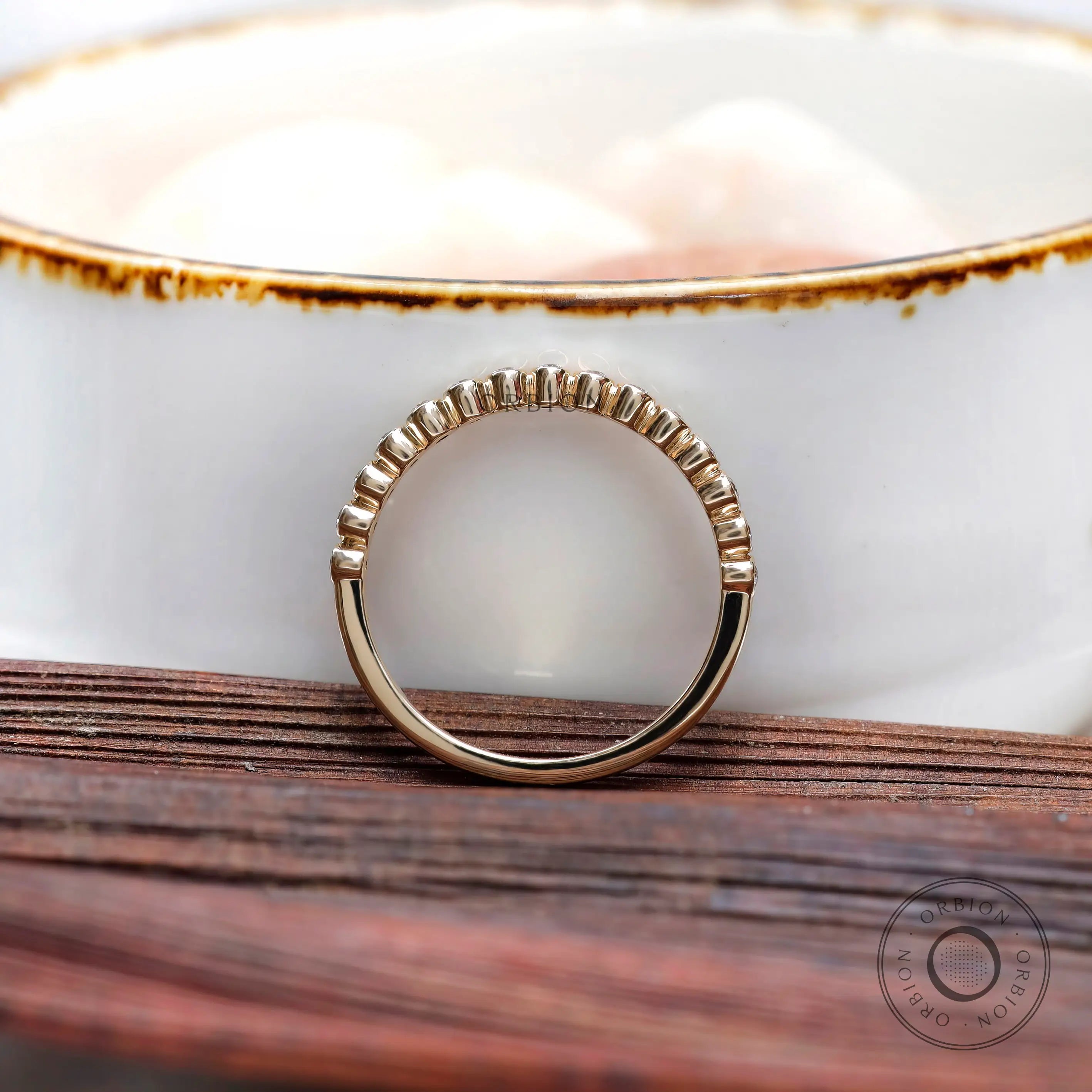 Straight profile view of floating bubble band with minimal gold shank.
