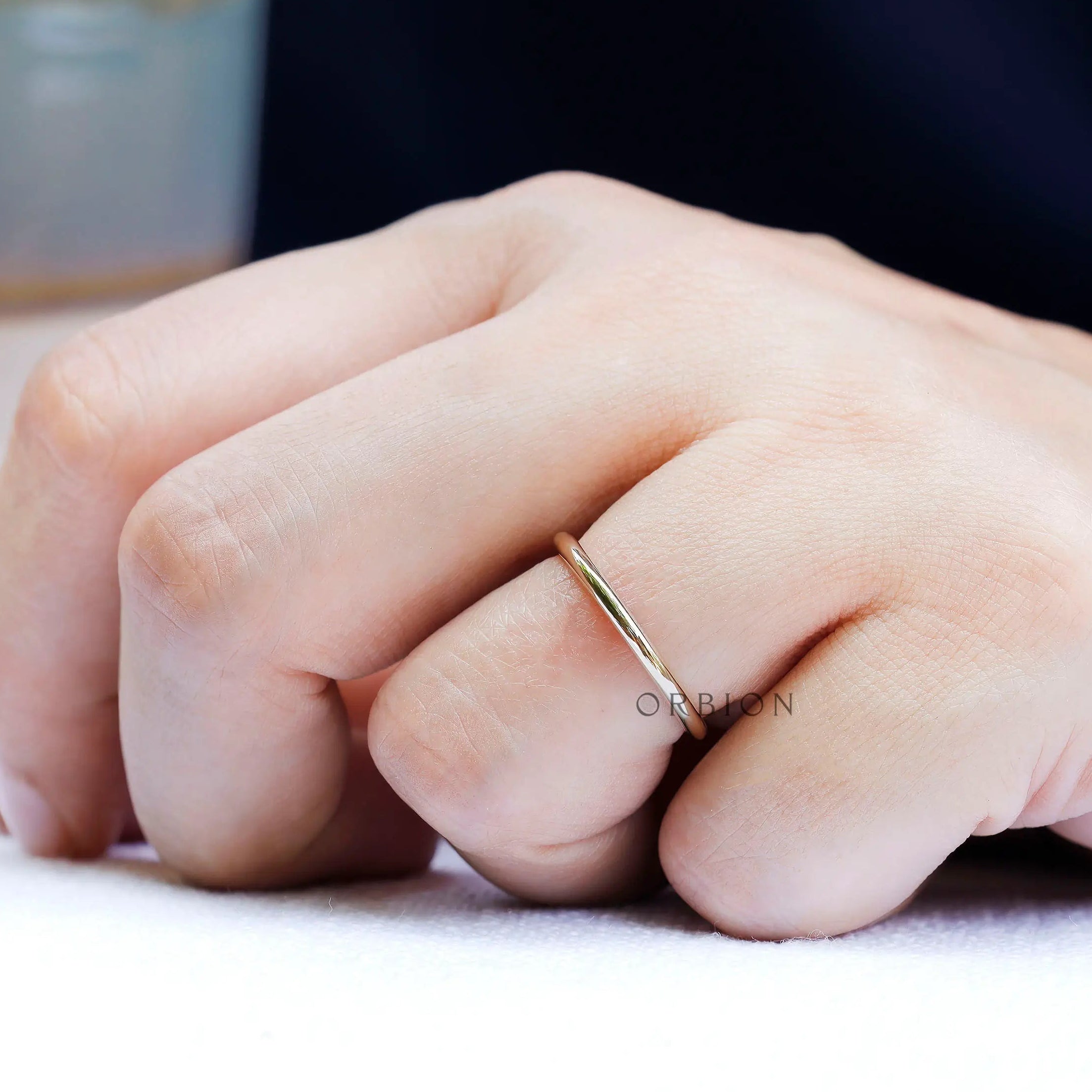 Classic thin plain gold band edge view