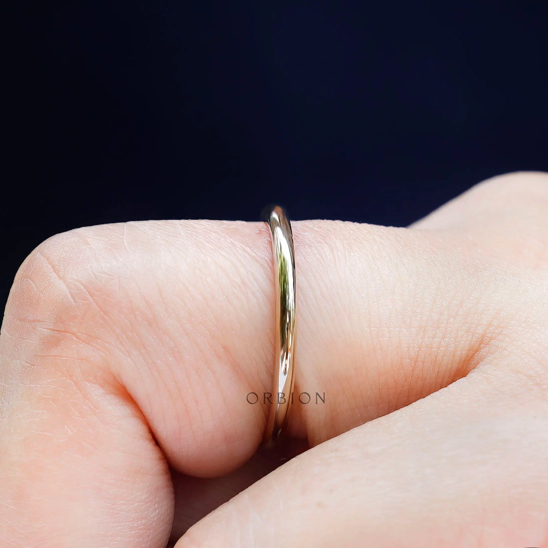 Side profile of thin plain gold band