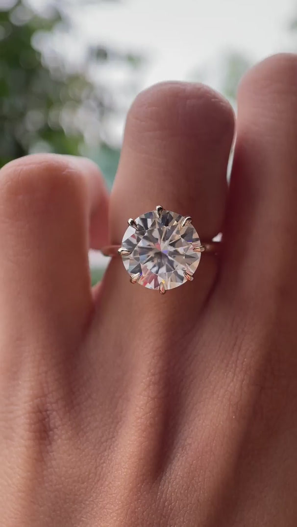 Sparkle video showing large round solitaire and tulip profile in motion.