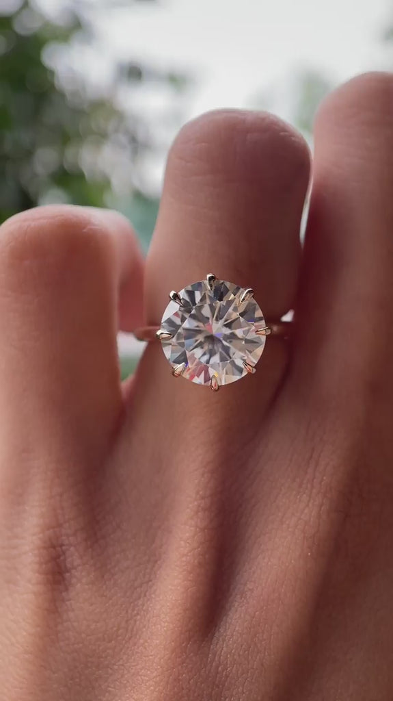 Sparkle video showing large round solitaire and tulip profile in motion.