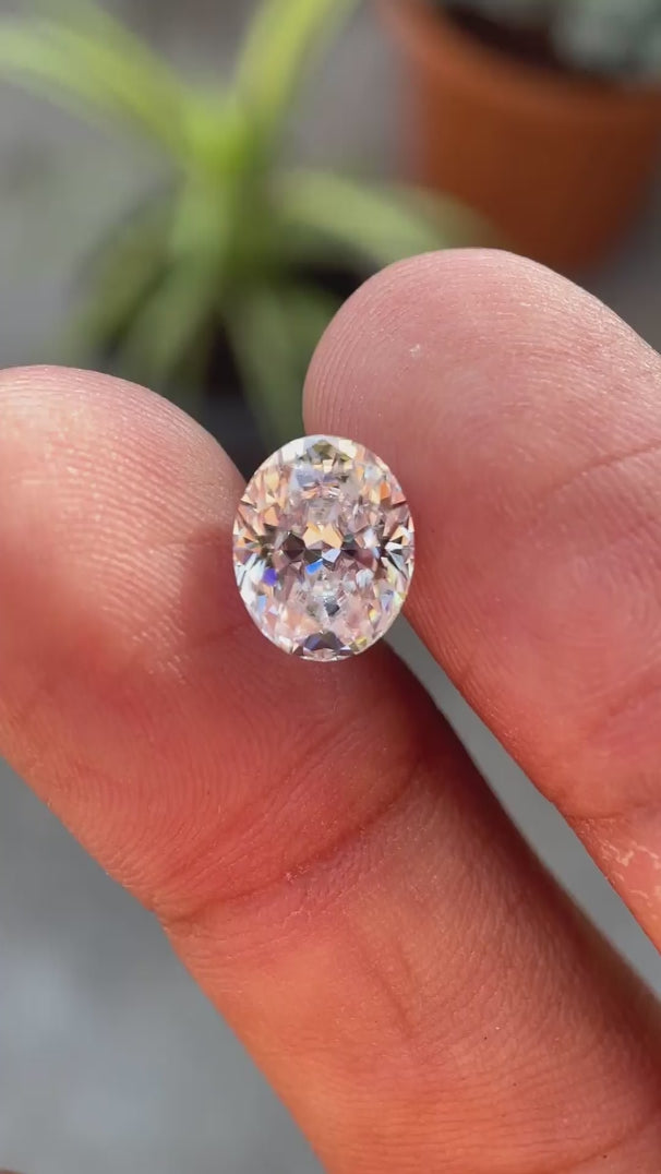 Oval hybrid cut moissanite loose stone showing brilliance and light performance in motion