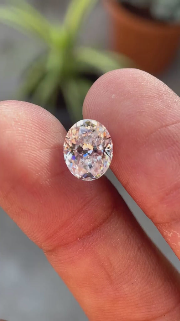 Oval hybrid cut moissanite loose stone showing brilliance and light performance in motion