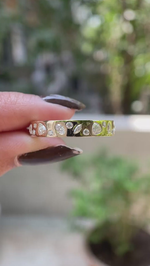 Rotating video showing full eternity mix-shape cluster wedding band details.