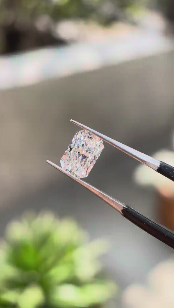 Rotating radiant brilliant cut D/E/F loose lab diamond video