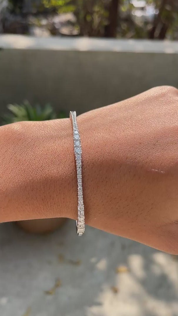 Rotating view of graduating lab grown diamond bangle bracelet with seamless lock