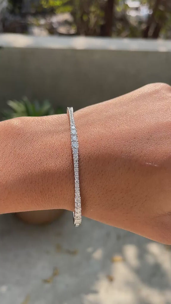Rotating view of graduating lab grown diamond bangle bracelet with seamless lock