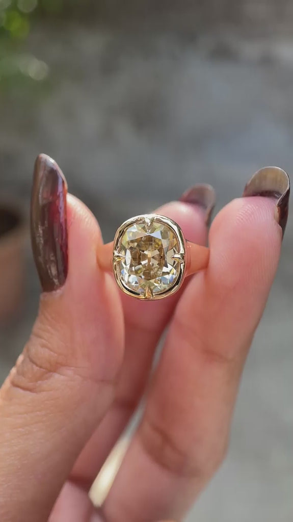 Old mine cut champagne moissanite chunky bezel ring video