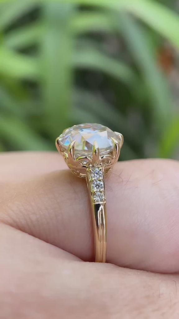 Rotating video showing ring profile and gallery details